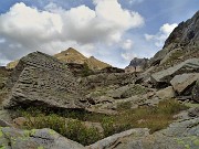 73 Risaliamo al colletto tra roccioni